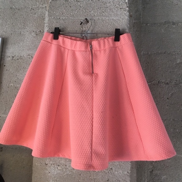 Hot pink pleated H&M skater skirt! - Picture 2 of 3